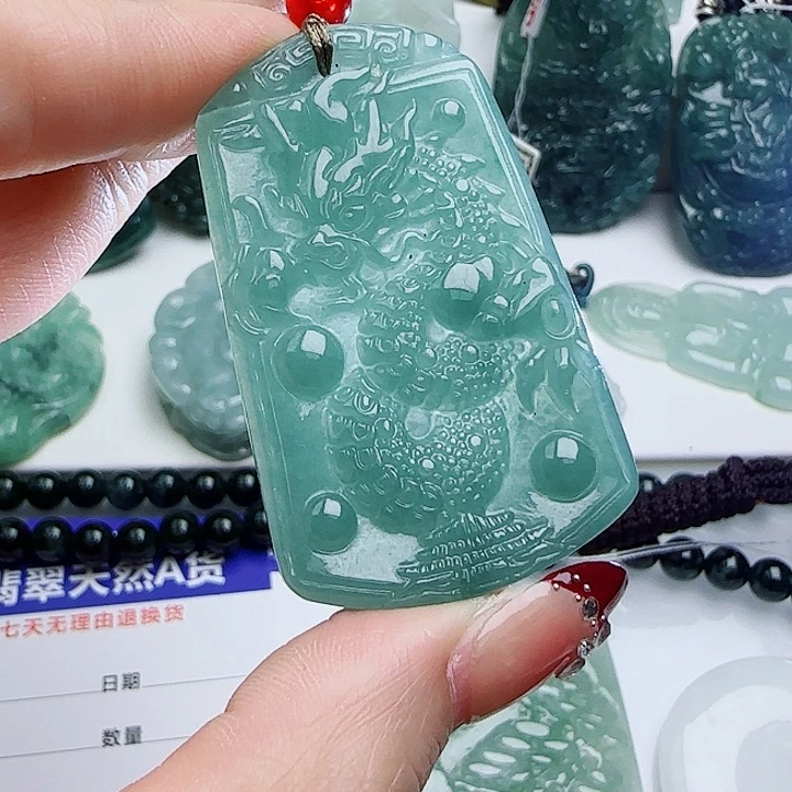 翡翠颈饰未镶嵌天然的A货翡翠