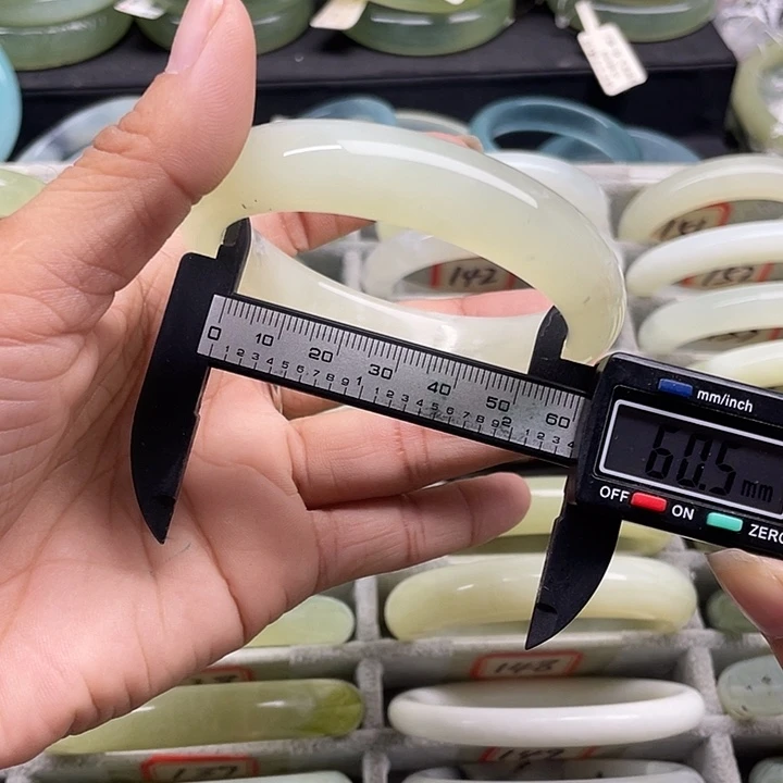 蛇纹石玉未镶嵌手镯143