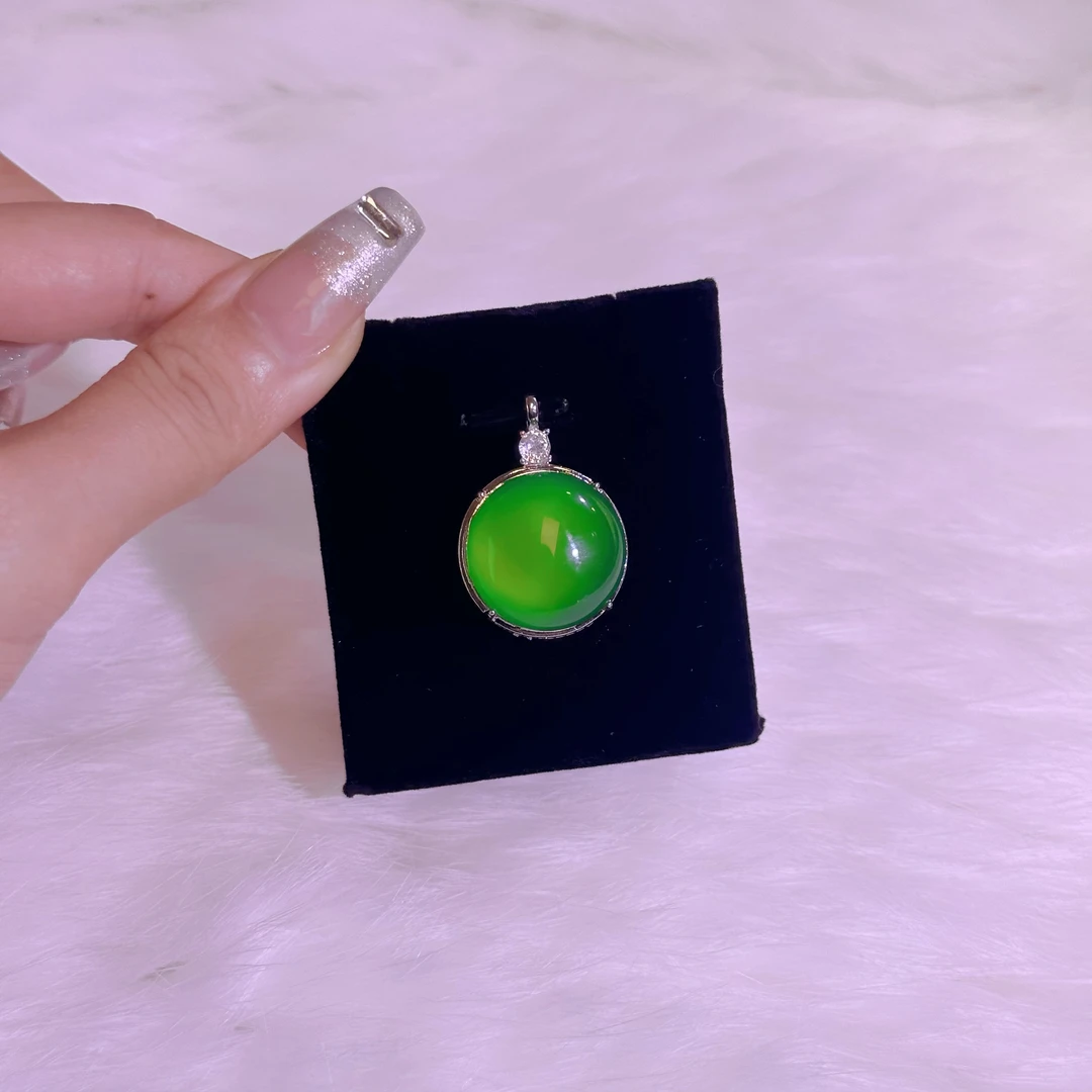 精美时尚阳绿玉髓鸽子蛋项链