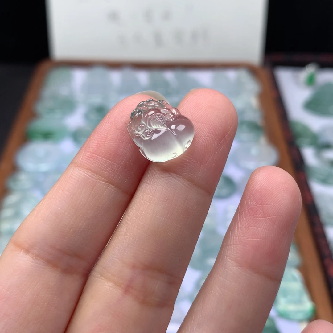 颈饰未镶嵌翡翠高冰飘花貔貅