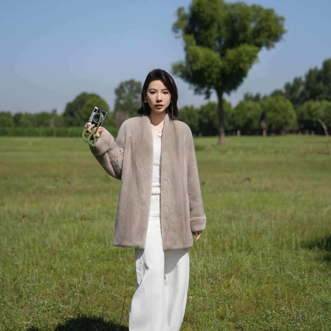 《老友日记》丹麦哥本哈根紫金短二皇冠天鹅绒V领女皮草外套