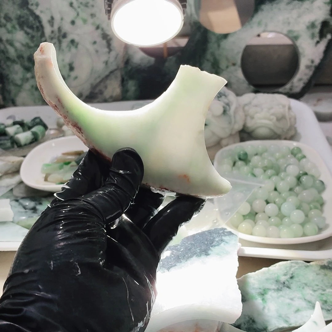 翡翠未镶嵌颈饰边角料