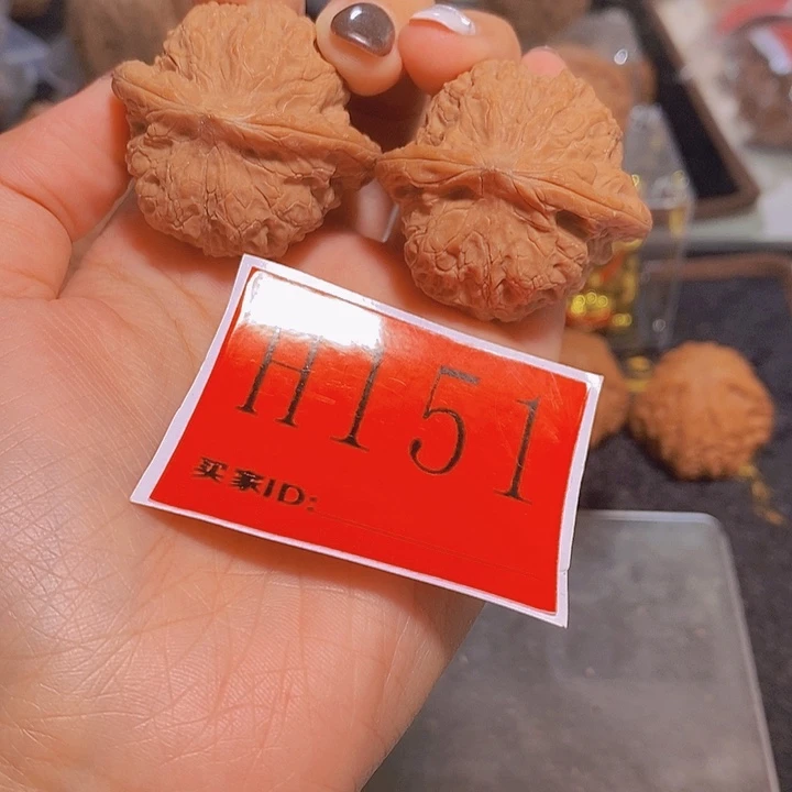 文玩核桃吊坠血麒麟40
