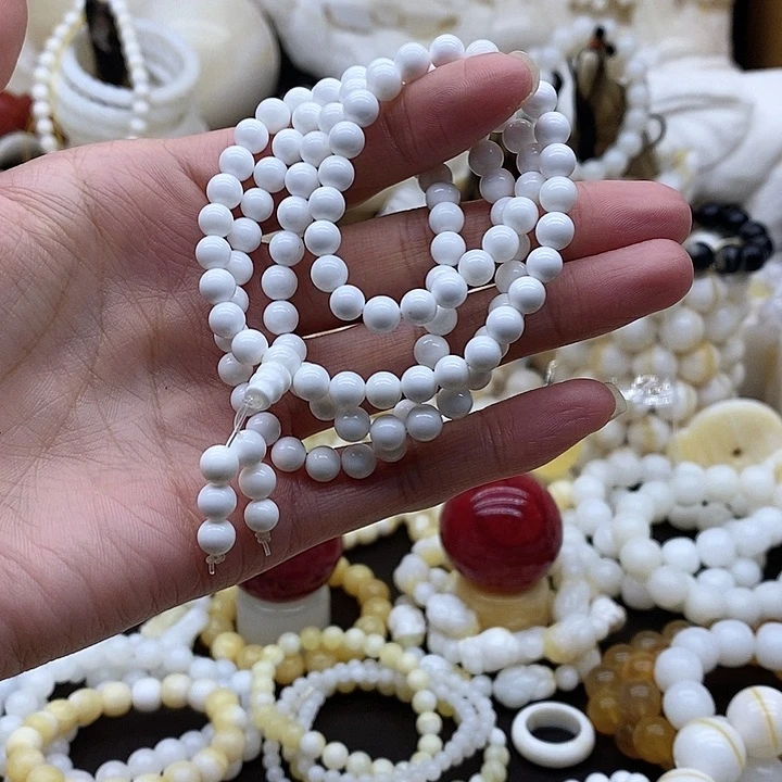 珠子的颜色是红色的吗笑而不自知