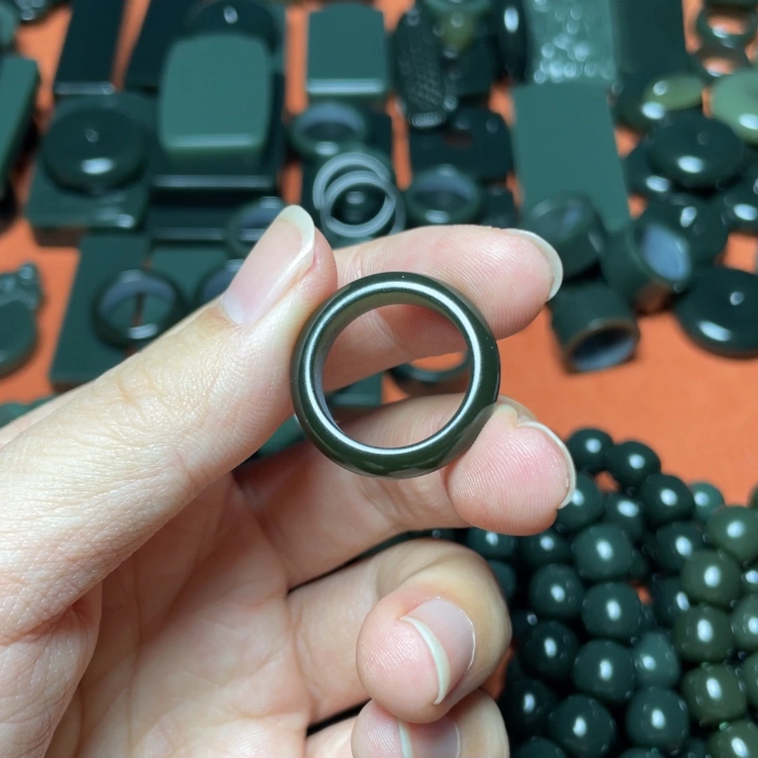 蕲***店和田玉未镶嵌颈饰