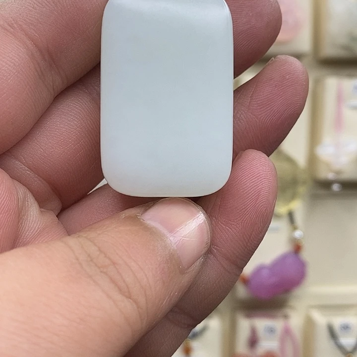 和田玉颈饰未镶嵌笨****?