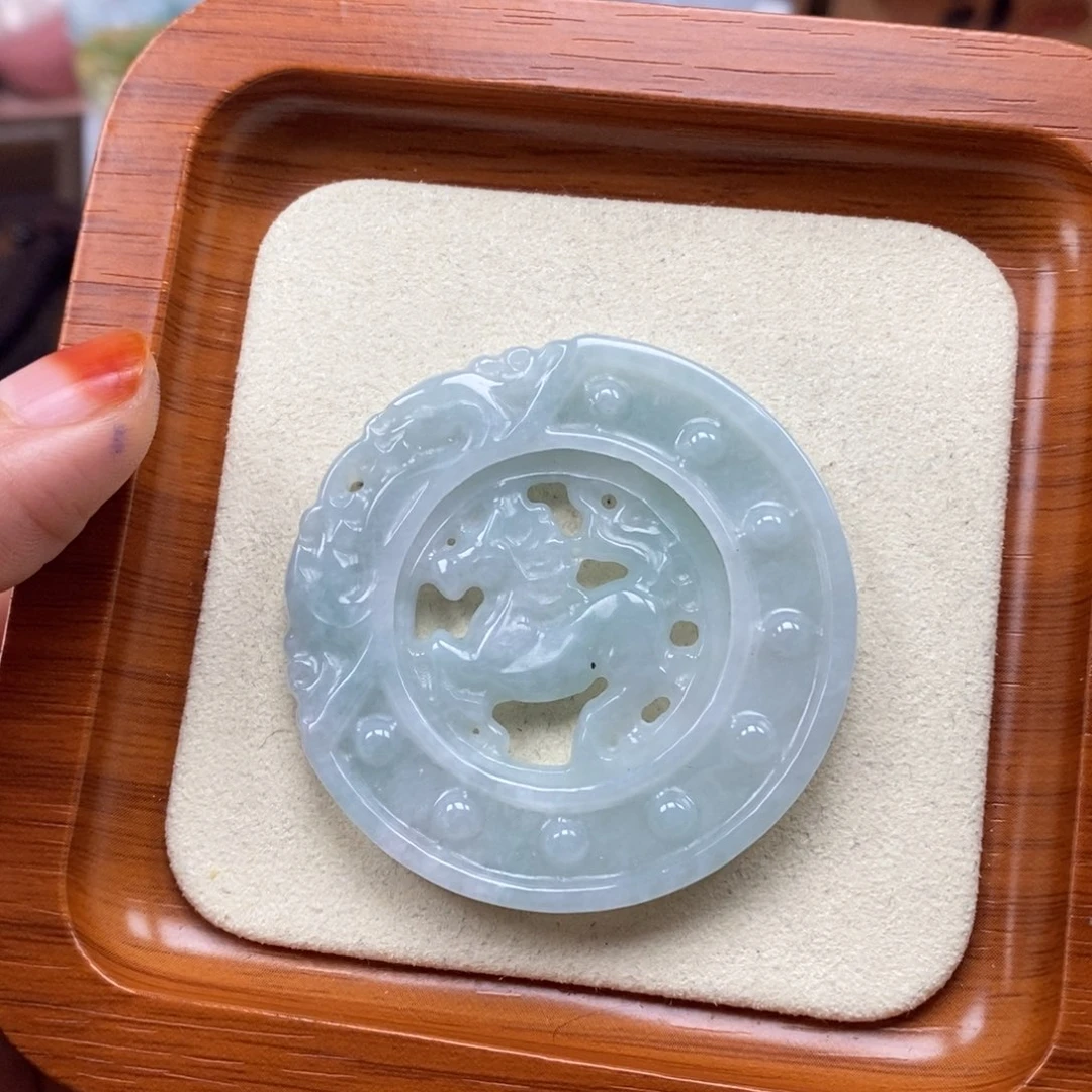 翡翠未镶嵌颈饰马牌