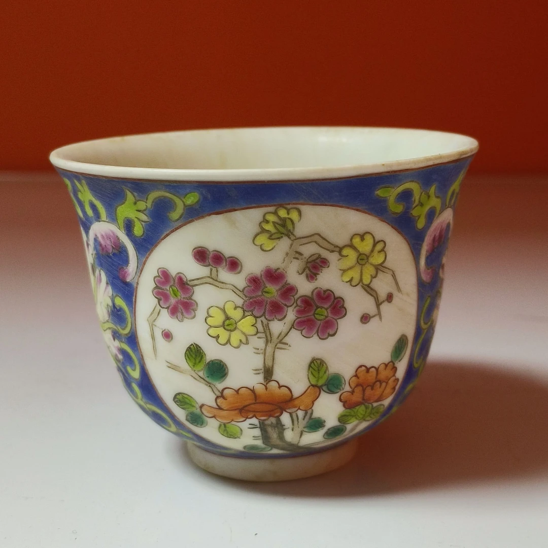 清晚期蓝地粉彩开光花卉纹杯