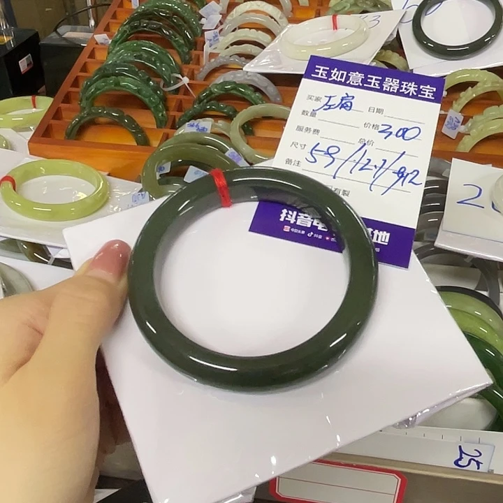左***肩和田玉未镶嵌手镯