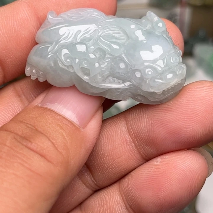 发***条翡翠未镶嵌颈饰貔貅