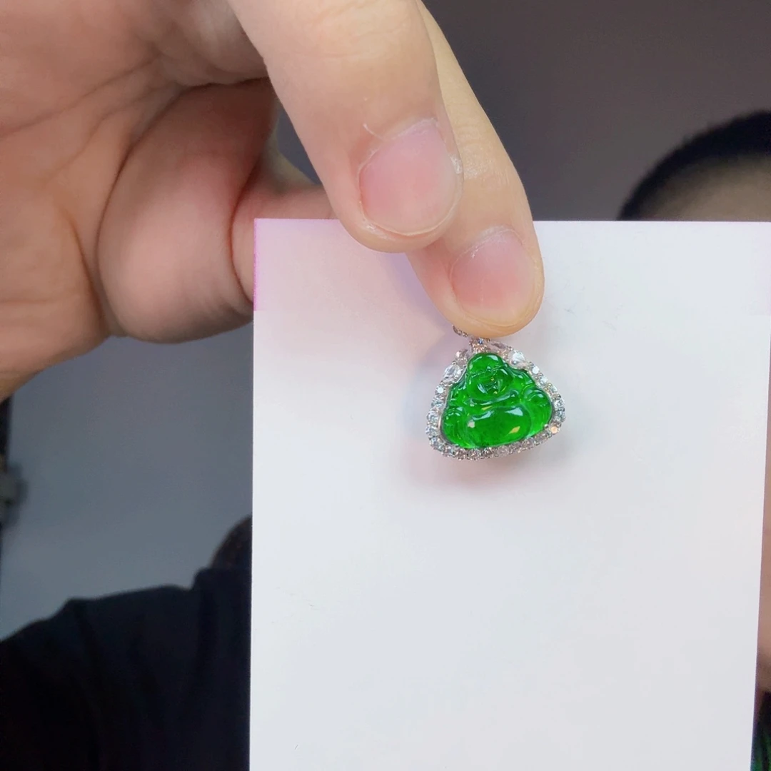 翡翠未镶嵌颈饰一件