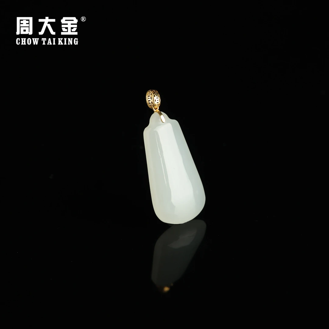 【周大金玉石】18K金和田玉晴水无事牌吊坠-D9433-臻