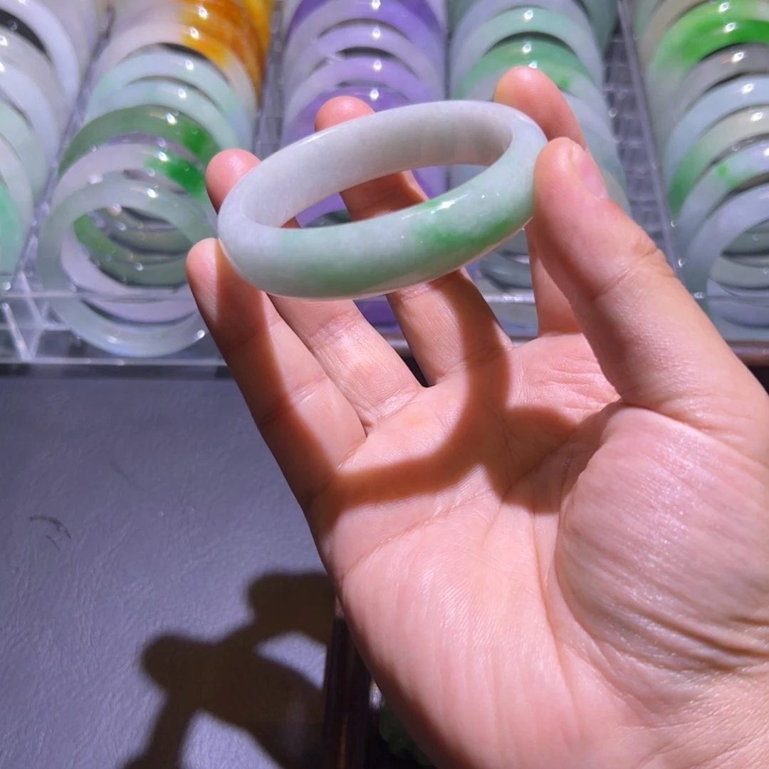 翡翠未镶嵌手镯白底青