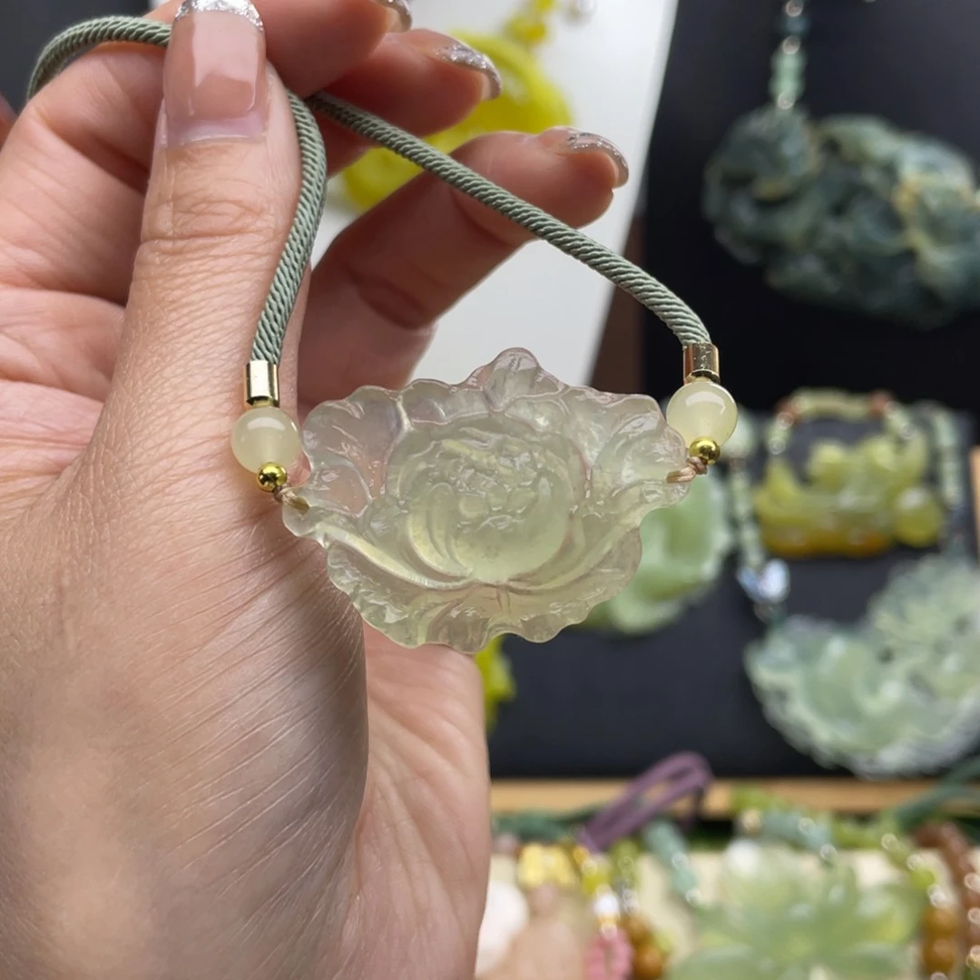 蛇纹石玉未镶嵌颈饰