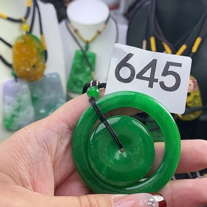 翡翠未镶嵌吊坠(赠链)