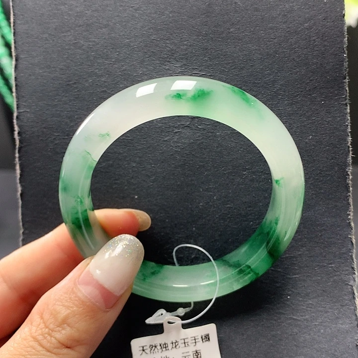 食***姨石英质玉未镶嵌手镯