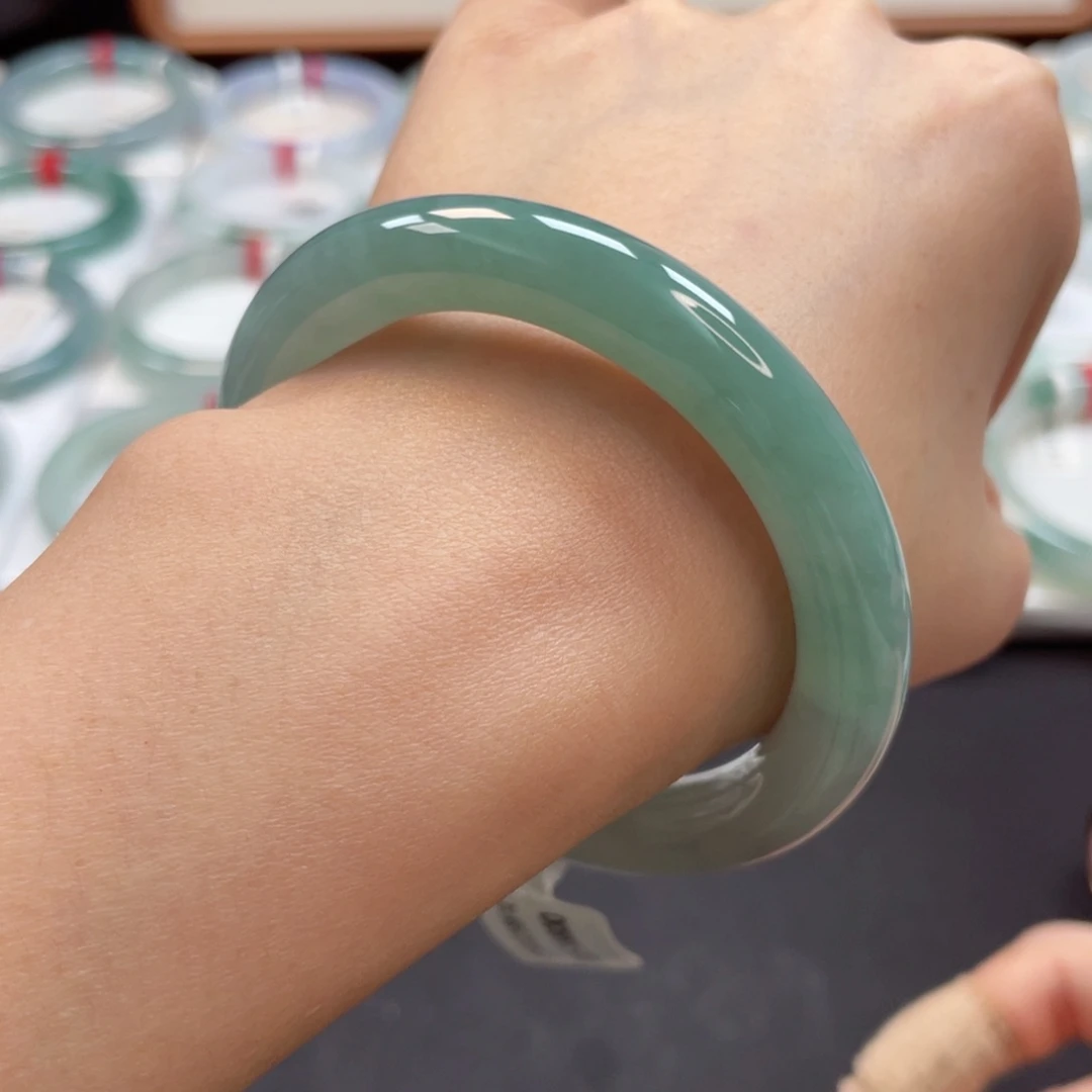 【闪购商品】翡翠手镯未镶嵌53.5冰润细腻湖水绿满色圆条43号