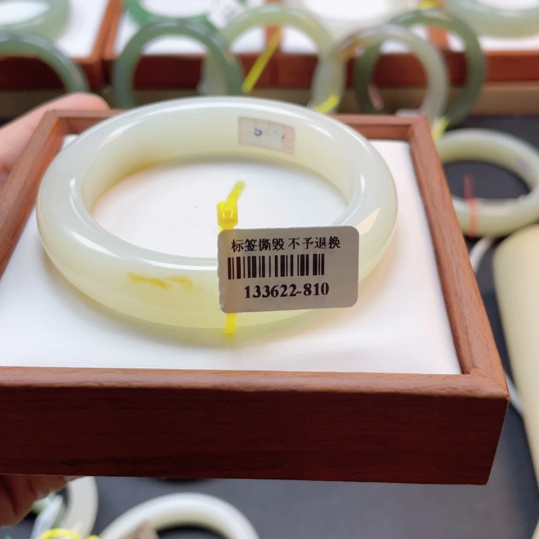【闪购商品】未镶嵌手镯和田玉30糖白56.5