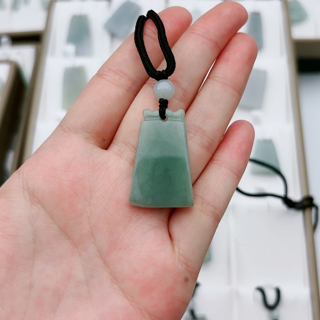 翡翠颈饰未镶嵌肆*.无事牌