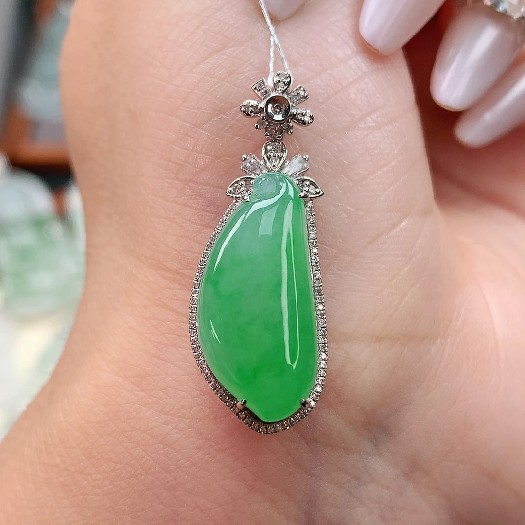 颈饰18K金镶嵌翡翠瓜