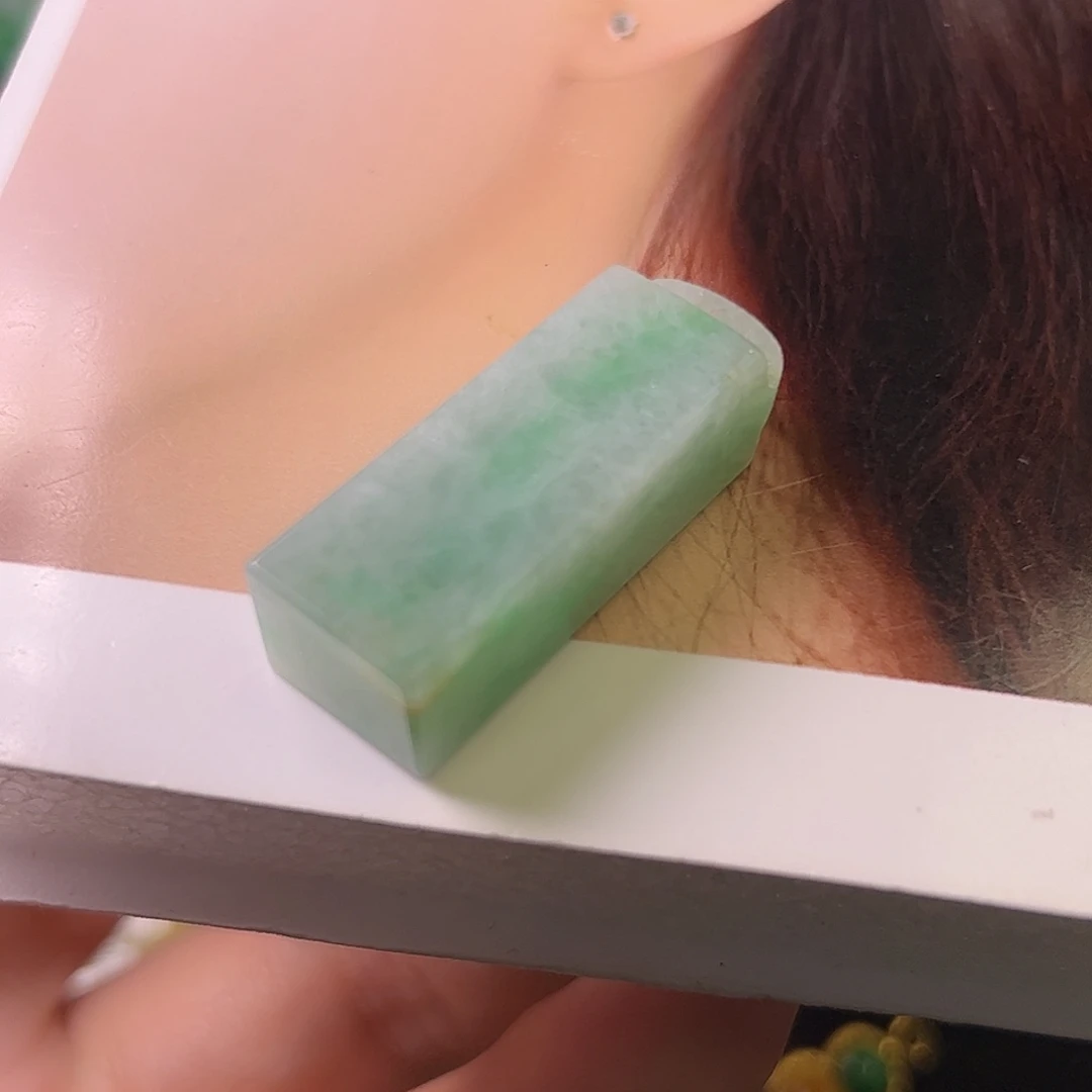 翡翠未镶嵌颈饰玉柱