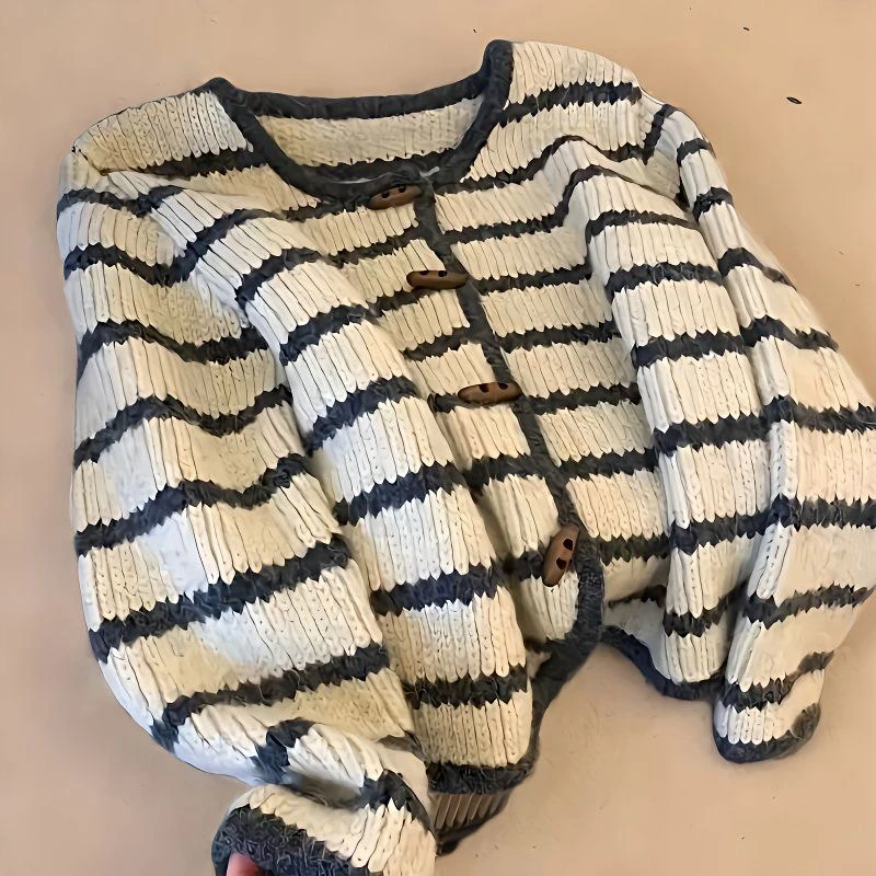 复古条纹v领毛衣外套女秋冬春季设计感正肩针织开衫洋气长袖宽松