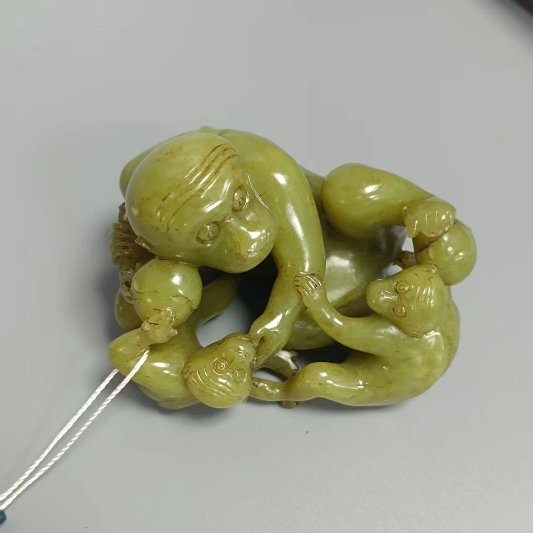 清代和田玉黄玉猴摆件