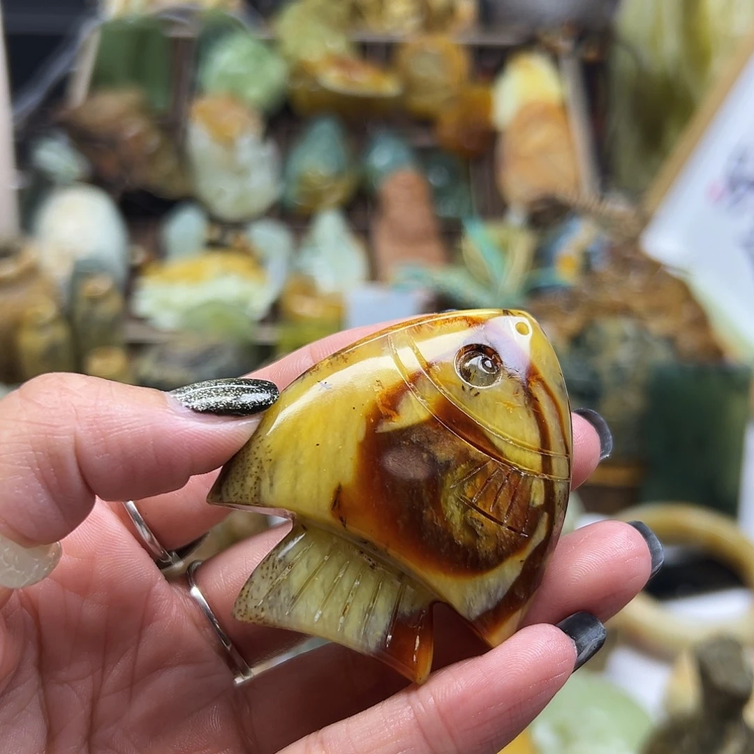 招***花未镶嵌岫玉颈饰辽阳花玉鱼水草