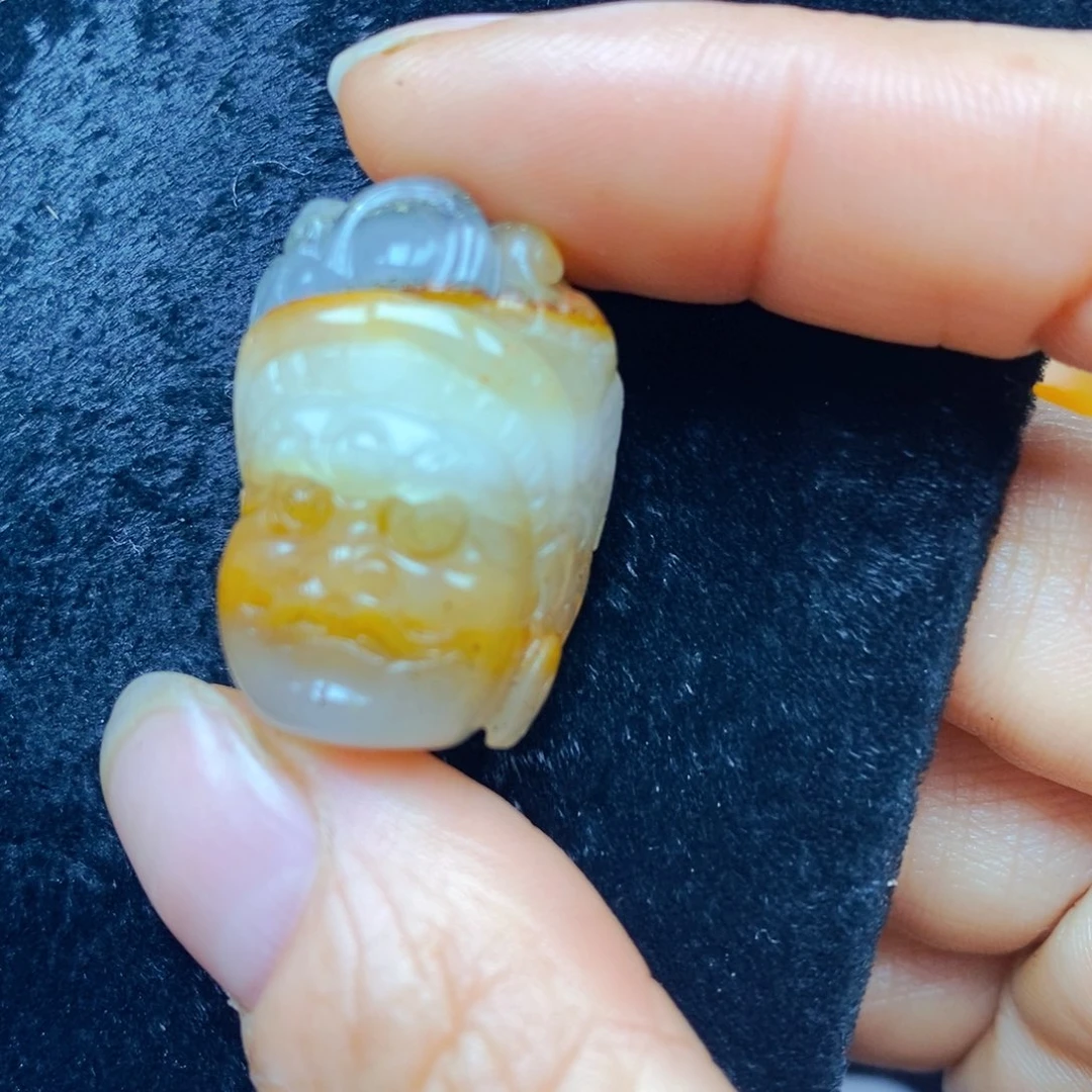 未镶嵌石英质玉（黄龙玉）颈饰