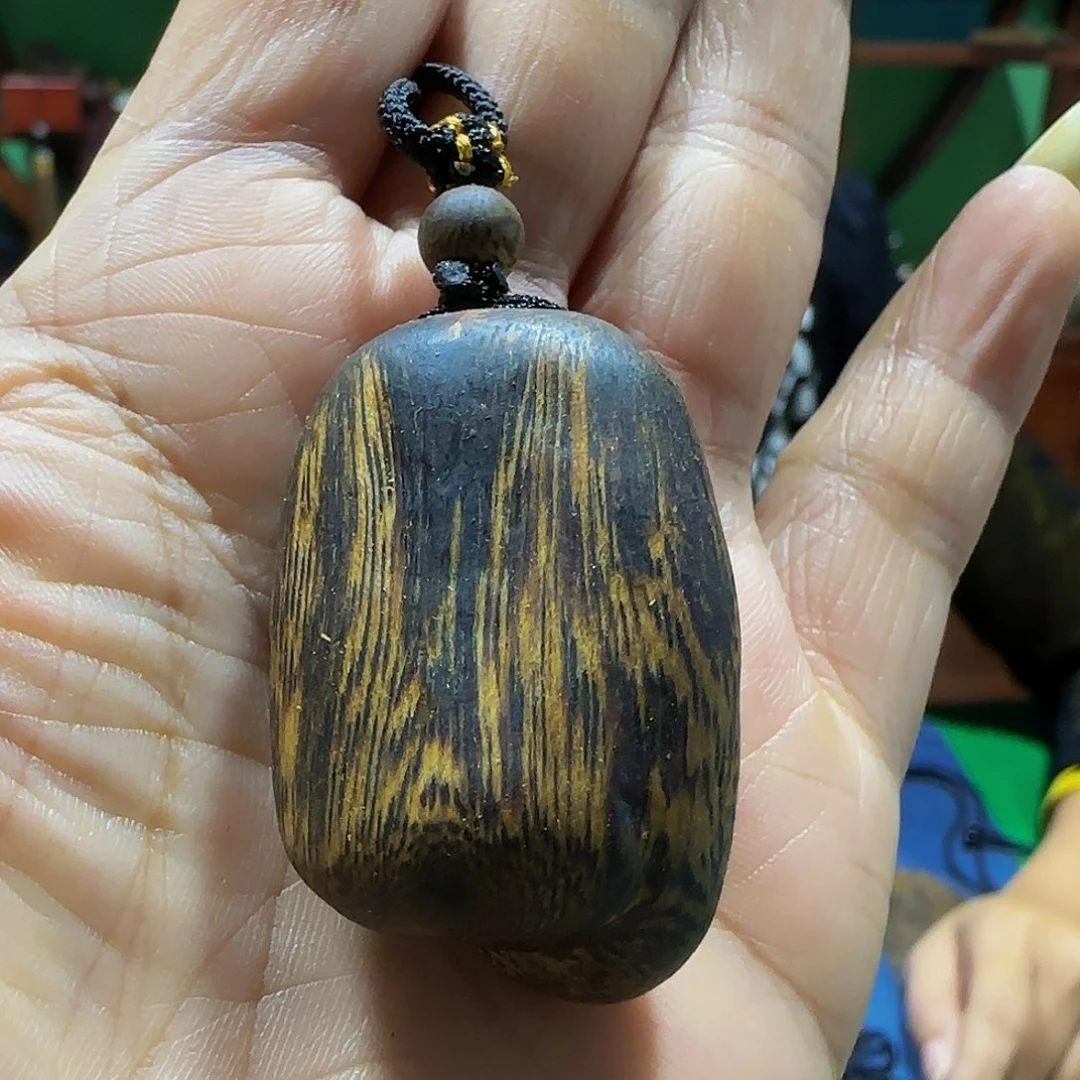 沉香沉香碎屑海南白奇乌身瘤疤带绳10.7克