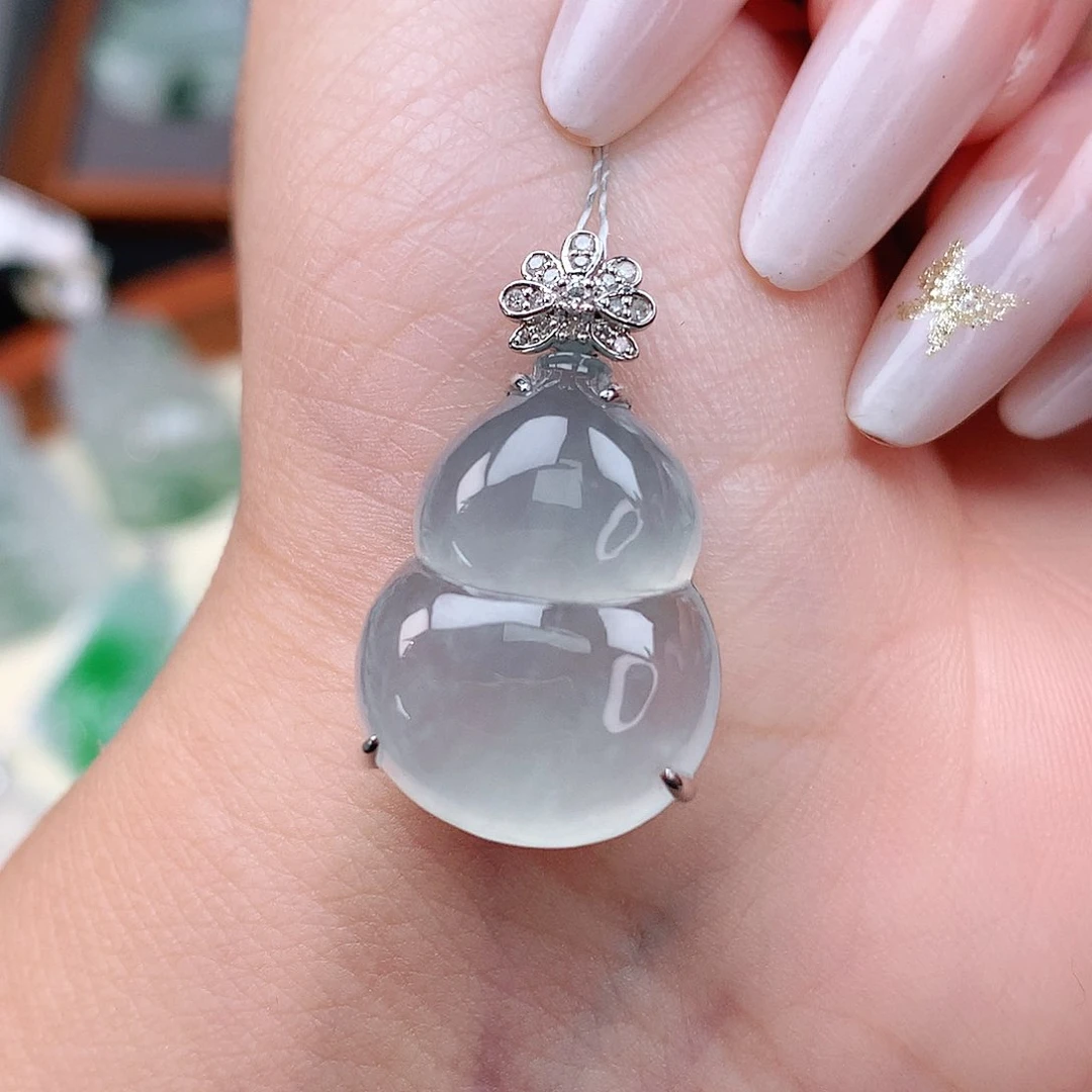 颈饰18K金镶嵌翡翠葫芦