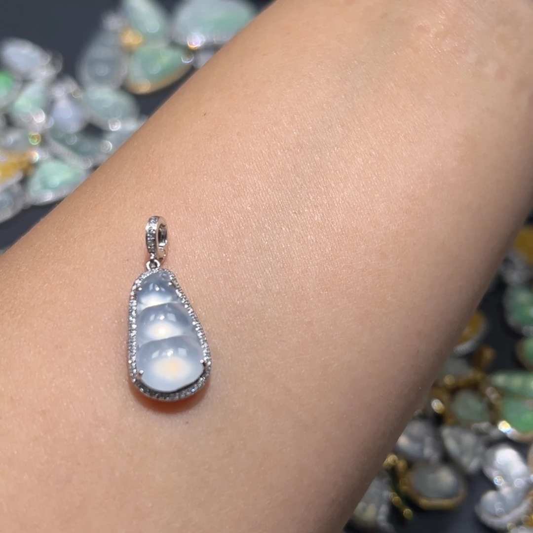 翡翠颈饰18K金镶嵌遇**吊坠