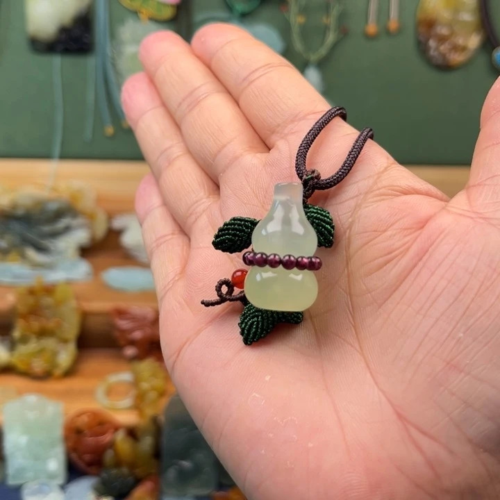 蛇纹石玉合金吊坠