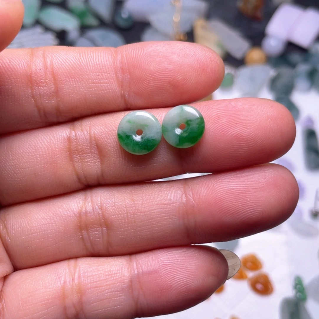 定制翡翠未镶嵌飘绿小扣