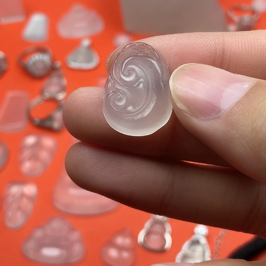 石英质玉颈饰未镶嵌三*铁