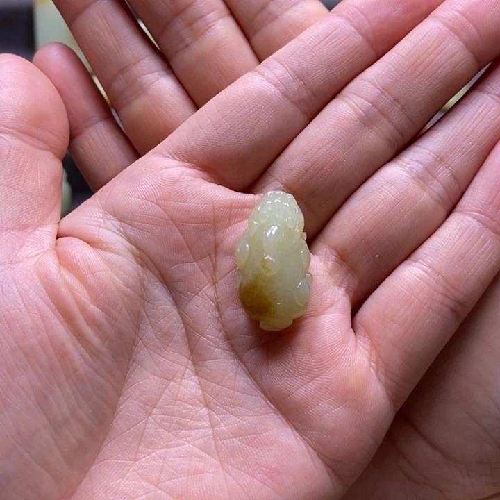 曹***瑾颈饰未镶嵌和田玉
