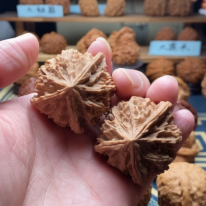 文玩核桃吊坠水玲珑三棱