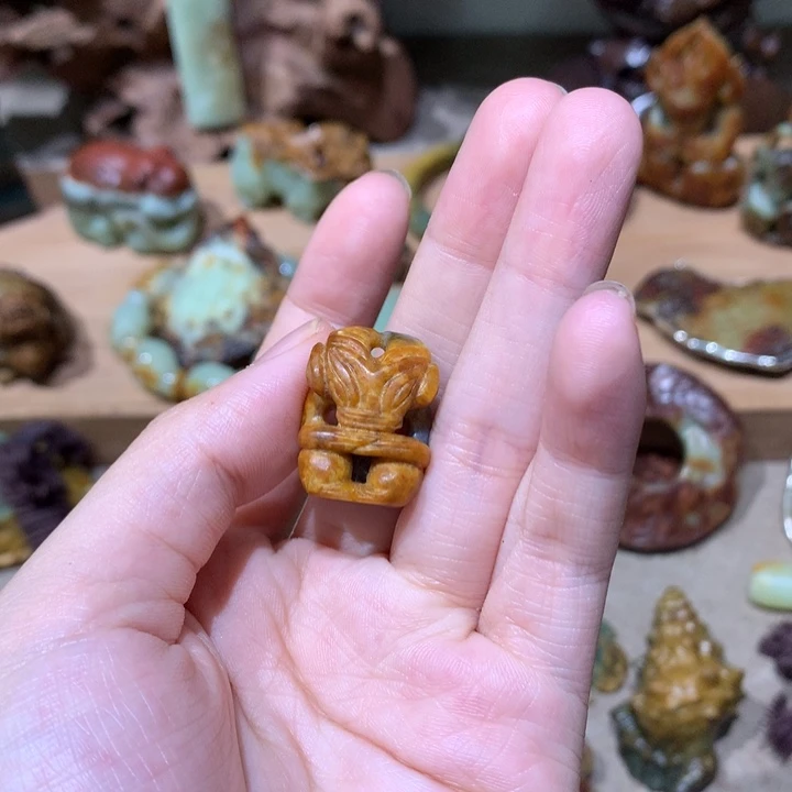 未镶嵌岫岩河磨玉（透闪石质玉）挂件