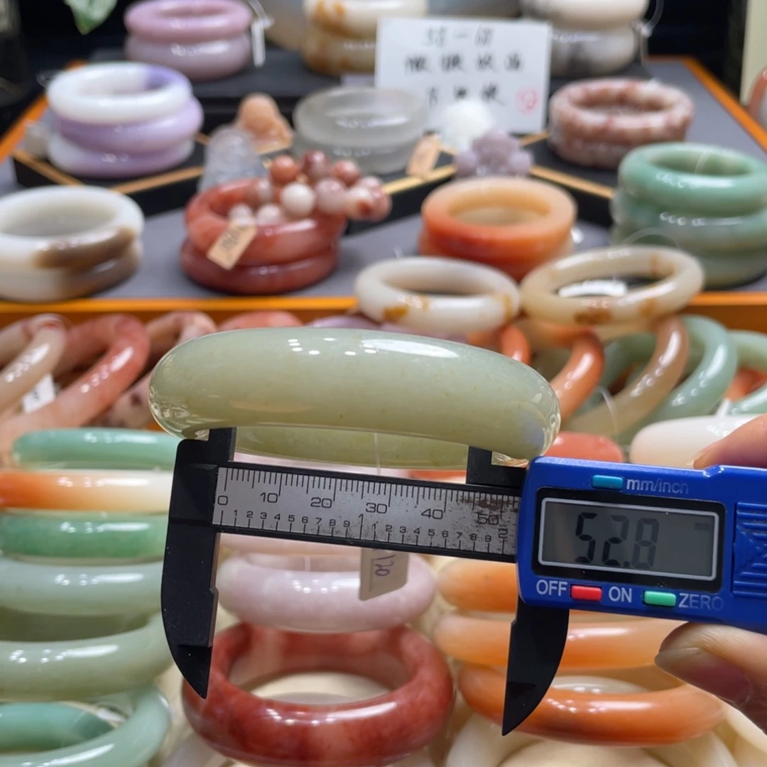 未镶嵌手镯石英岩玉