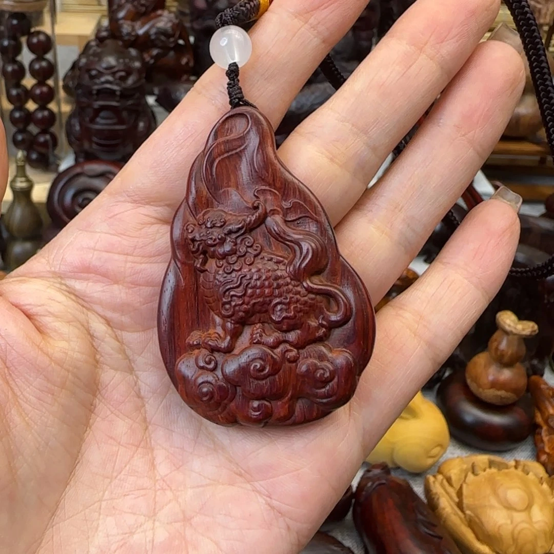 木小叶紫檀雕刻麒麟牌子把件