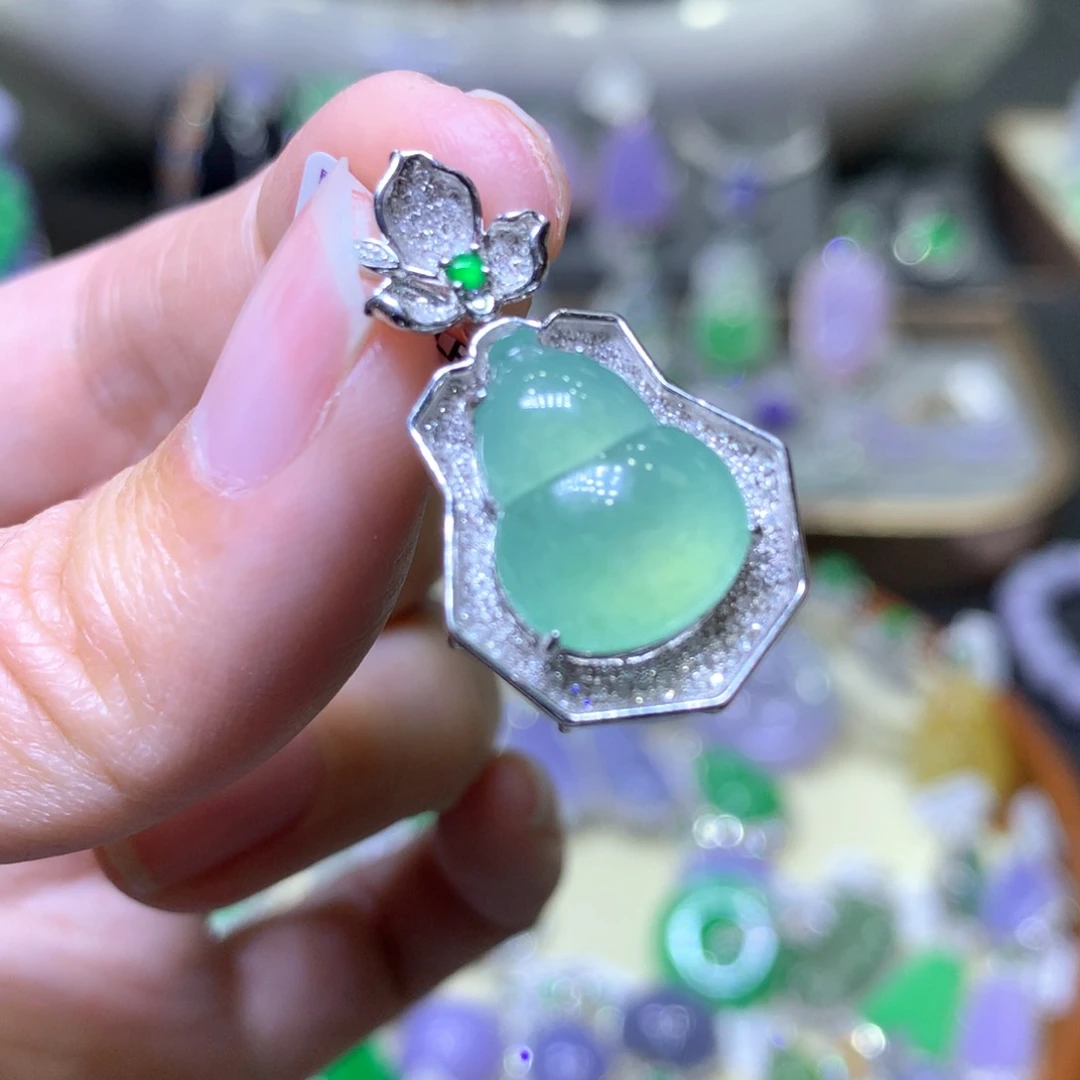 【闪购商品】翡翠颈饰18K金镶嵌翡翠吊坠项链