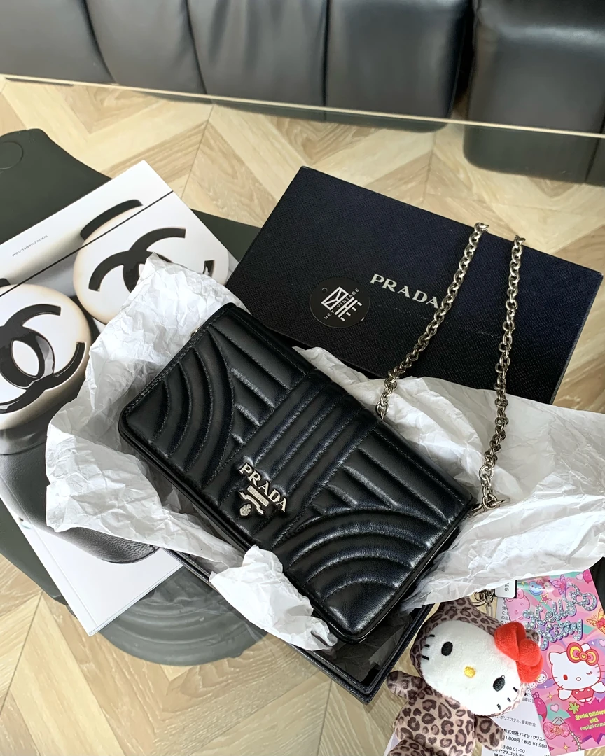 95新 Prada/普拉达 黑银信封包 18cm 17397850