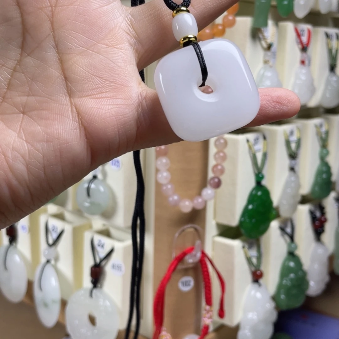 颈饰未镶嵌石英质玉（金丝玉）