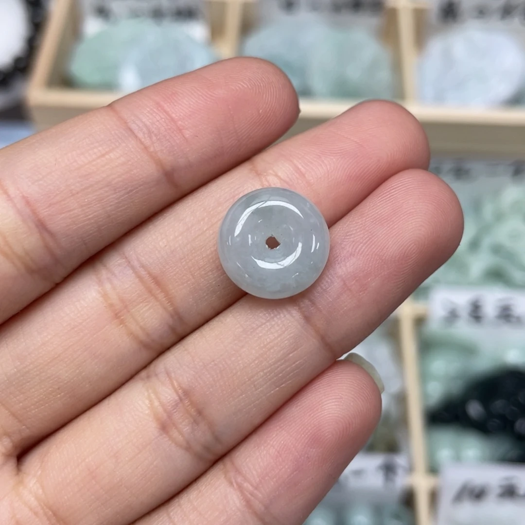 翡翠未镶嵌颈饰平安扣