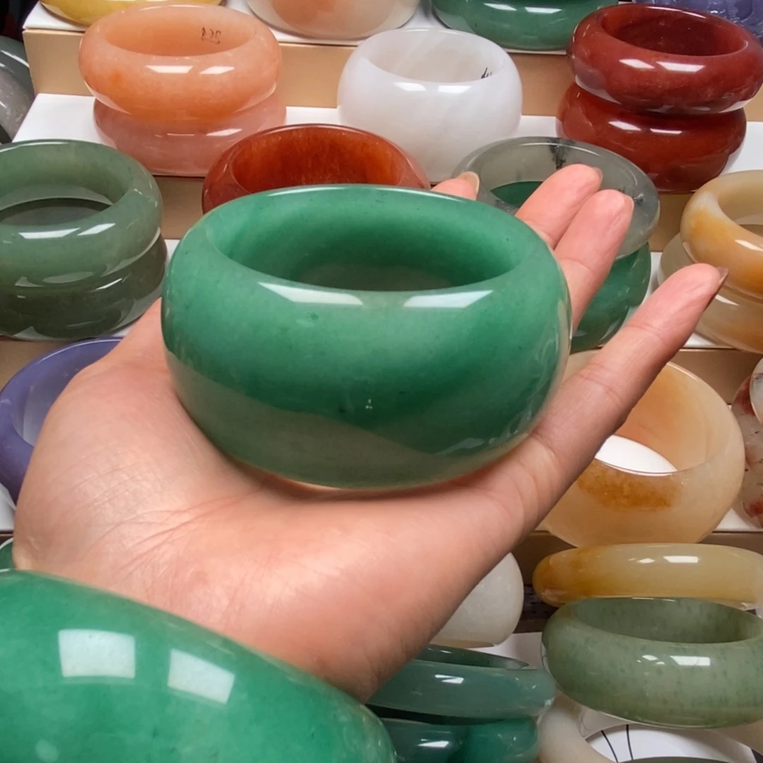 未镶嵌手镯石英质玉（佘太翠）