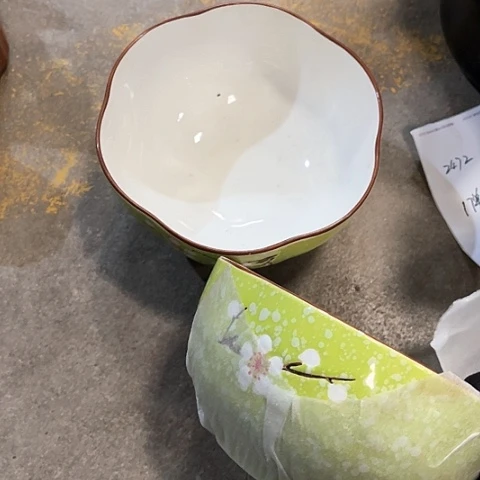 微瑕不明火，口径15厘米，高度7，2个梅花深碗绿色