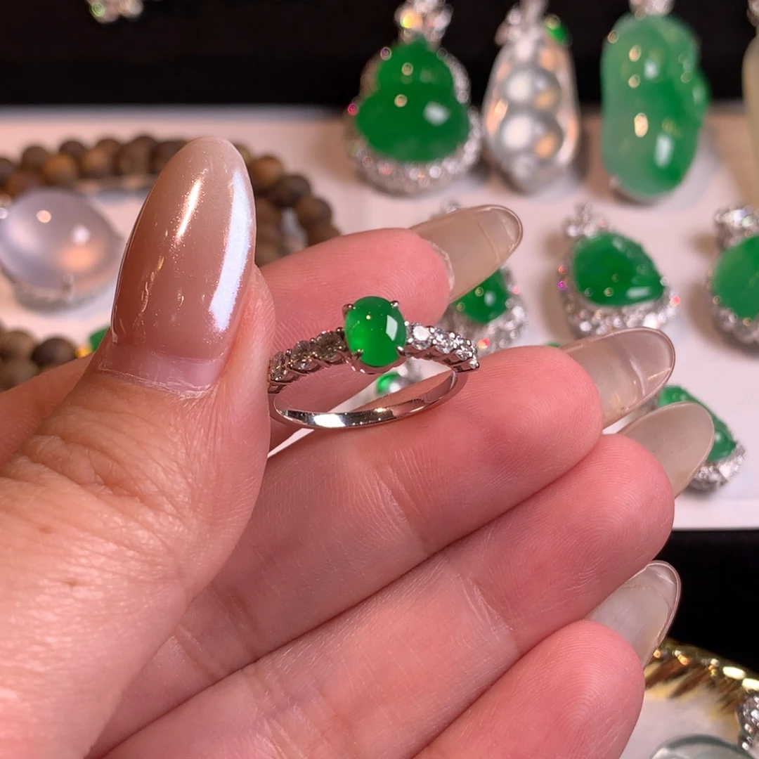 18K金镶嵌戒指翡翠戒指