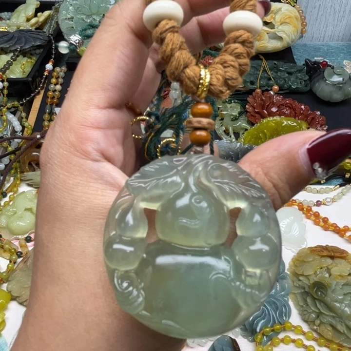 蛇纹石玉未镶嵌颈饰