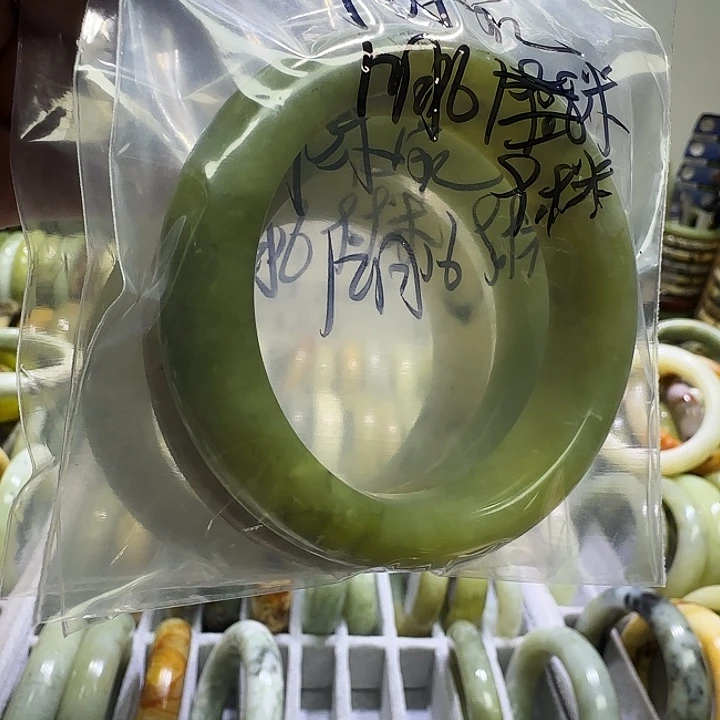 蛇纹石玉未镶嵌手镯