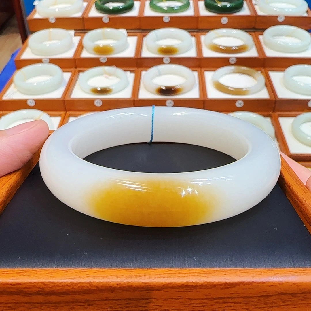 刘***梅和田玉未镶嵌手镯且末一口黄金糖59 60